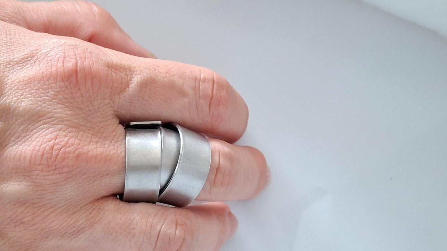 anello fascia in acciaio riciclato, satinato, lucido e martellato