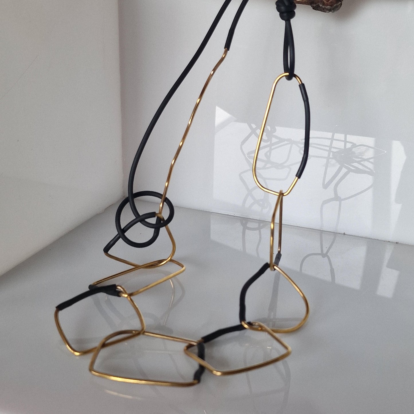 YAMA collana minimal, gioiello di design, essenziale, ottone, acciaio e ceramica raku.