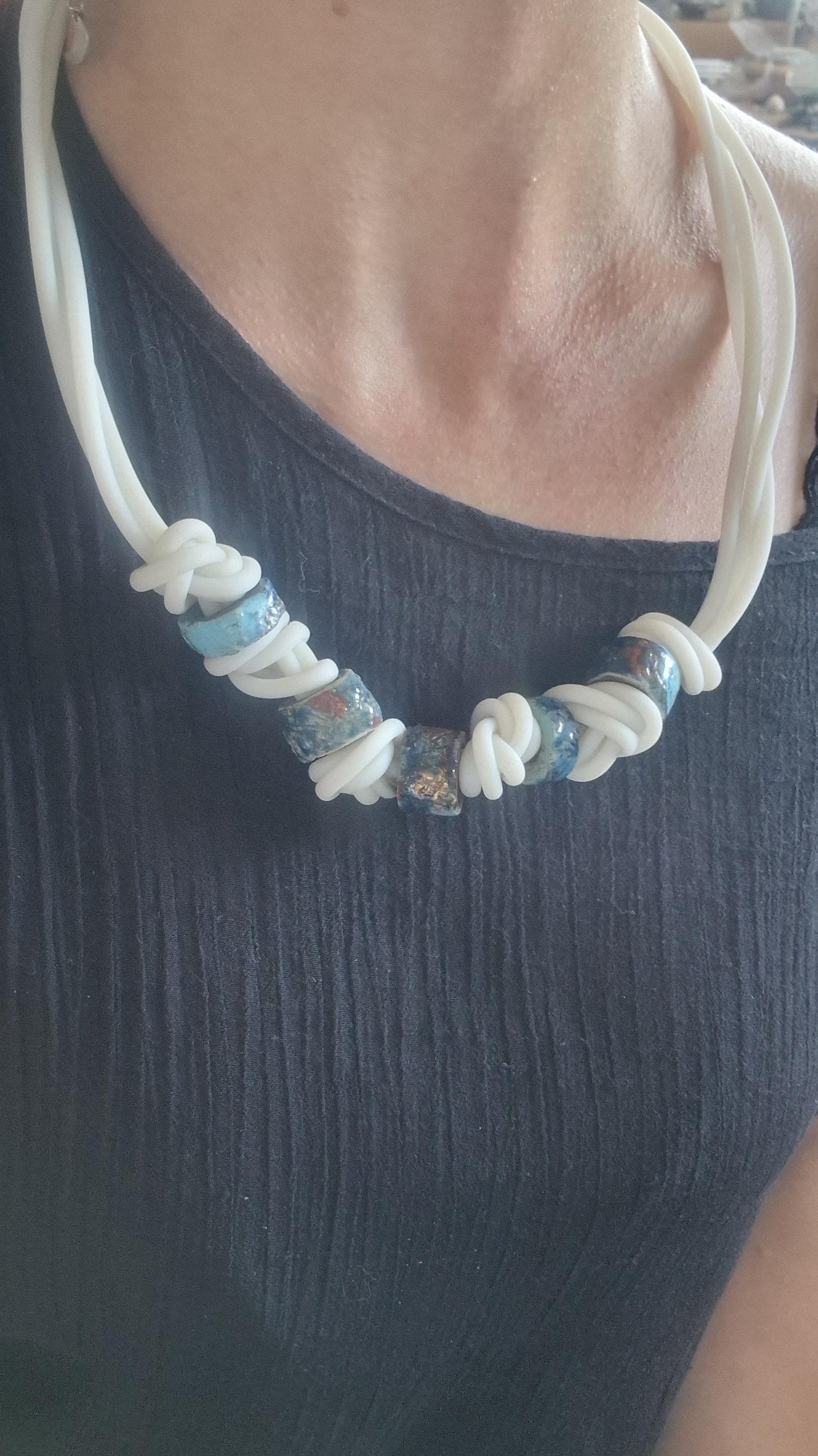 collana moderna fatta a mano, gioiello minimalista, elegante collana bianca e turchese, design semplice unico e artigianale, arte indossata