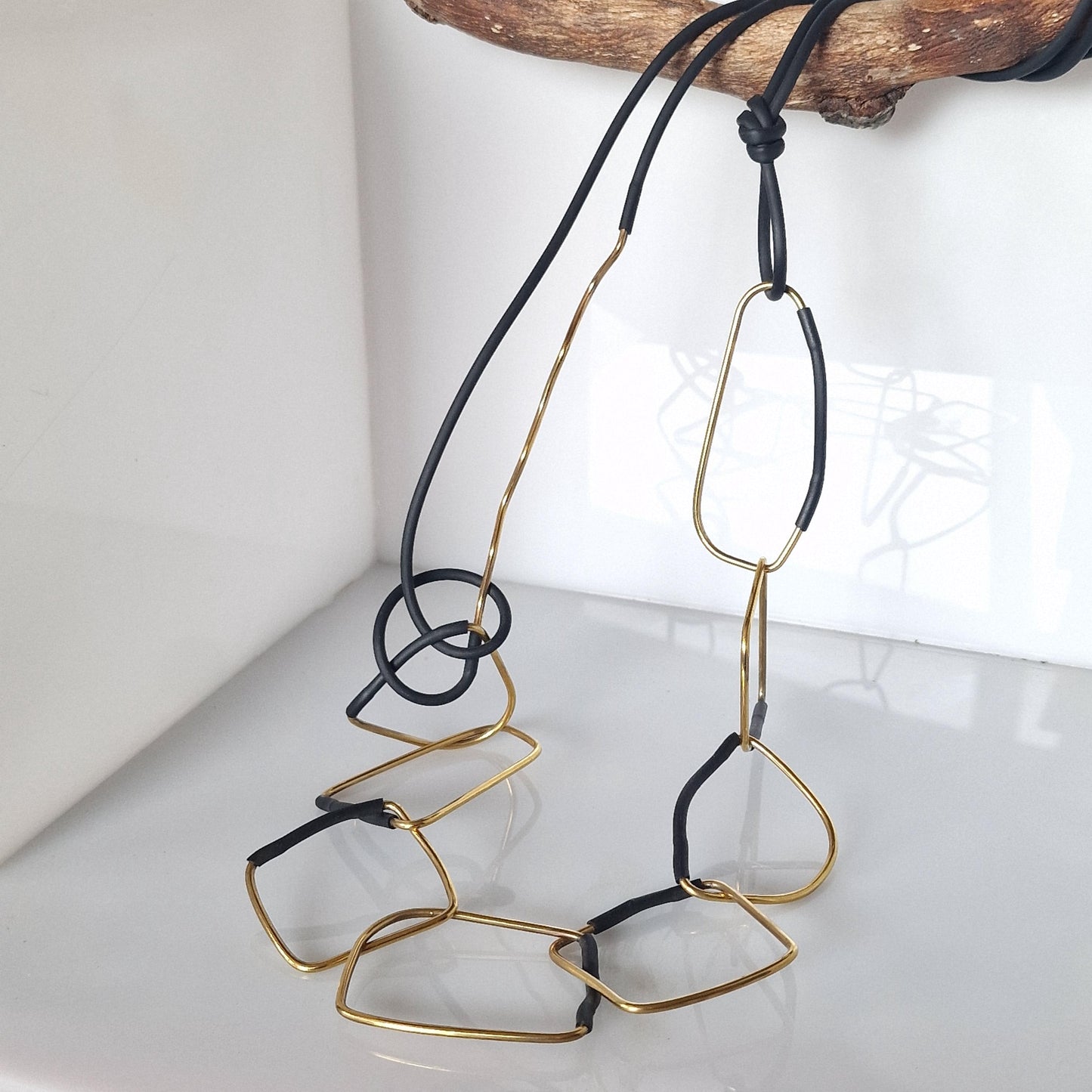 YAMA collana minimal, gioiello di design, essenziale, ottone, acciaio e ceramica raku.