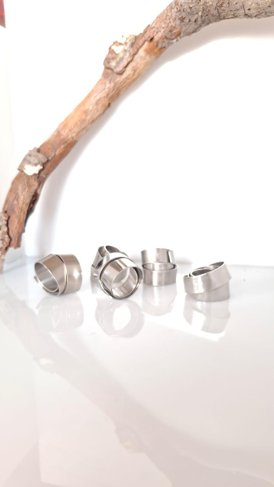 anello fascia in acciaio riciclato, satinato, lucido e martellato
