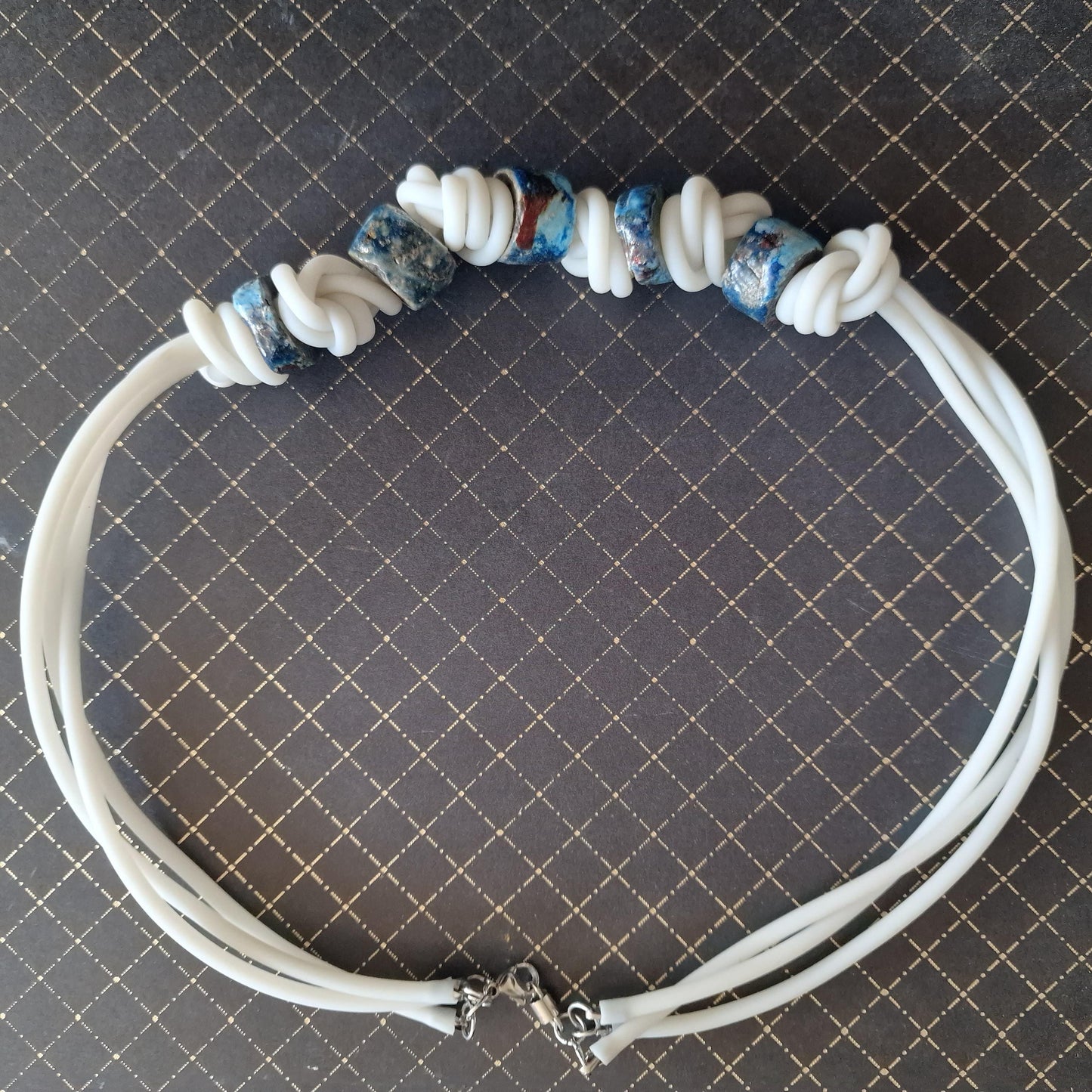 collana moderna fatta a mano, gioiello minimalista, elegante collana bianca e turchese, design semplice unico e artigianale, arte indossata