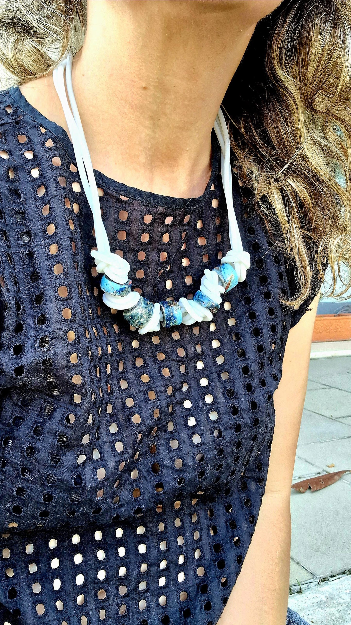 collana moderna fatta a mano, gioiello minimalista, elegante collana bianca e turchese, design semplice unico e artigianale, arte indossata