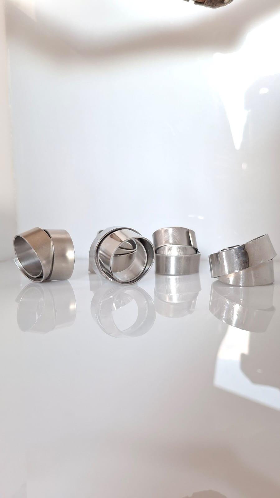 anello fascia in acciaio riciclato, satinato, lucido e martellato