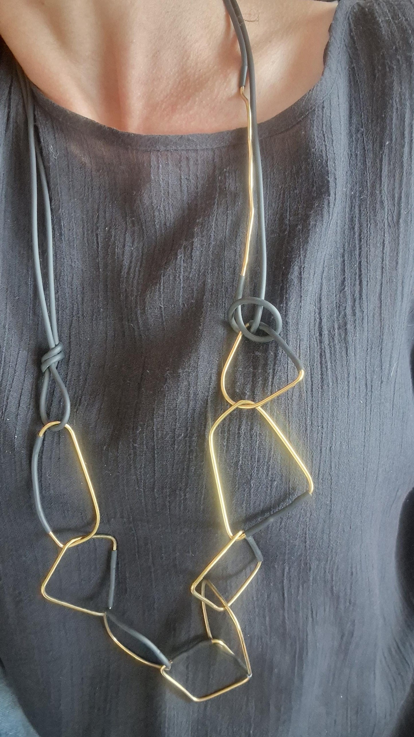 YAMA collana minimal, gioiello di design, essenziale, ottone, acciaio e ceramica raku.