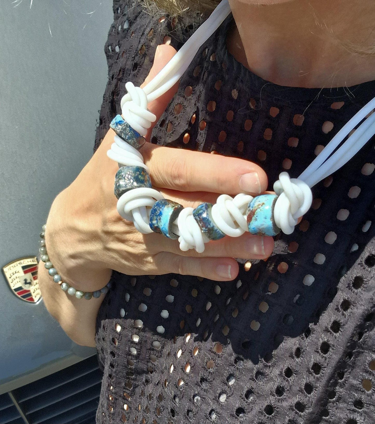 collana moderna fatta a mano, gioiello minimalista, elegante collana bianca e turchese, design semplice unico e artigianale, arte indossata