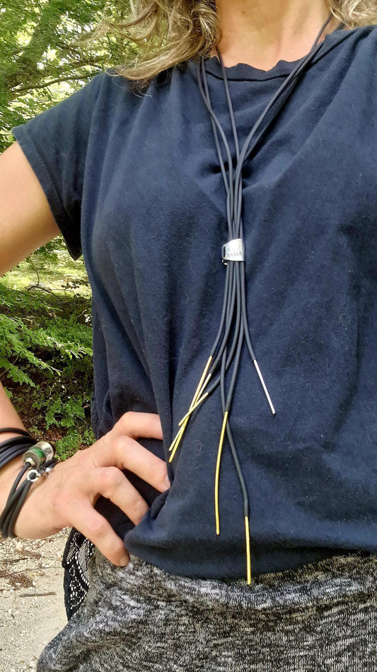 collana lunga fatta a mano, collana audace minimal, acciaio e ottone, sensuale e contemporanea, regalo per lei, pezzo unico, arte indossata