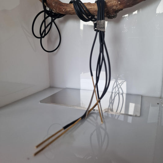 collana lunga fatta a mano, collana audace minimal, acciaio e ottone, sensuale e contemporanea, regalo per lei, pezzo unico, arte indossata