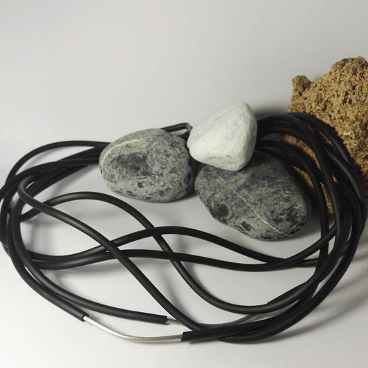 collana girocollo nera e acciaio