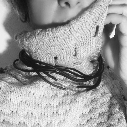 collana girocollo nera e acciaio
